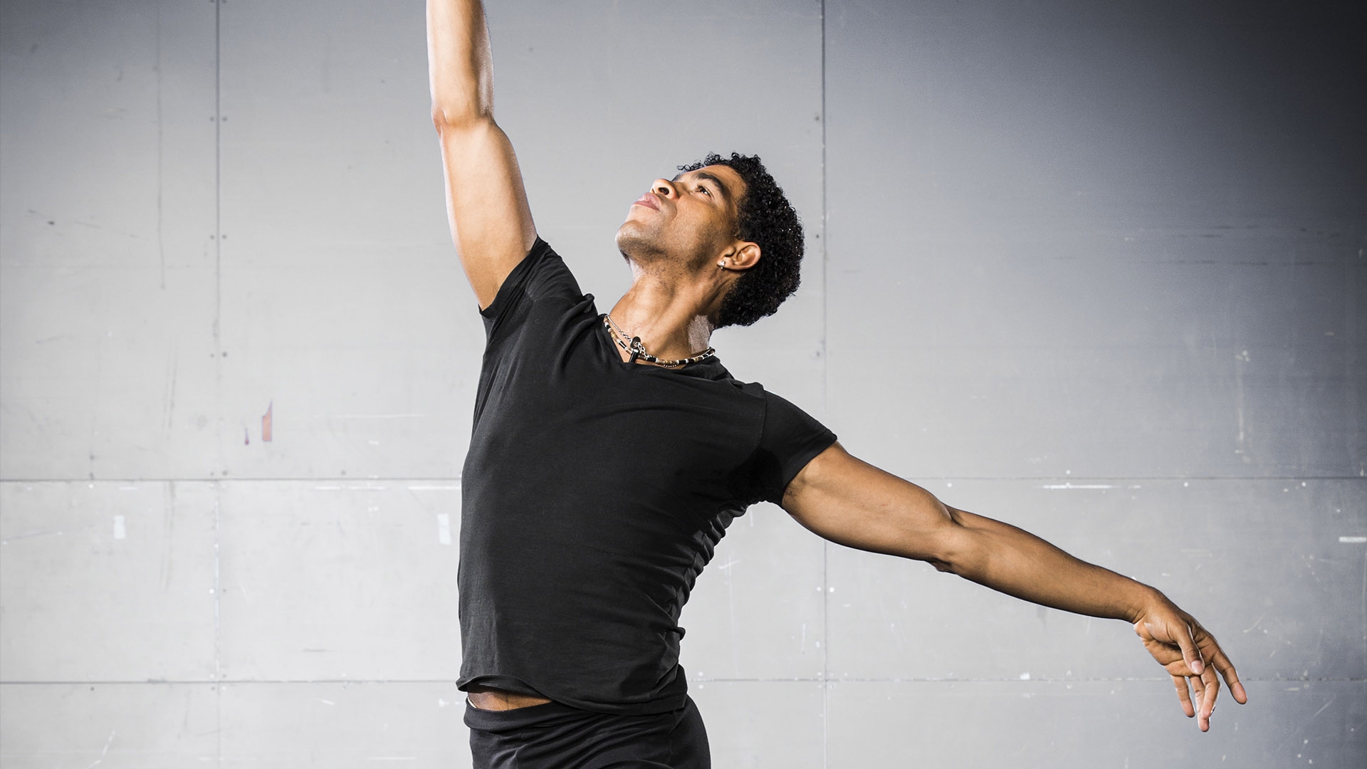 Carlos acosta será condecorado por la real academia de la danza del reino unido 